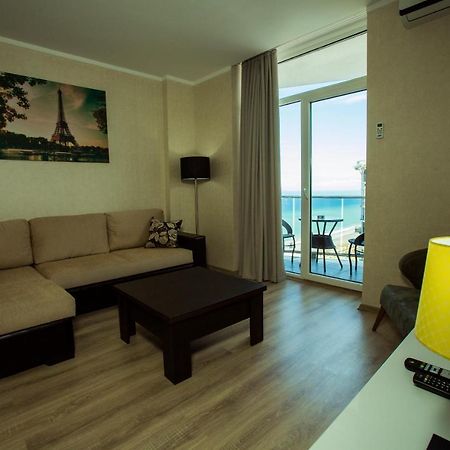 Holiday Lux Sea Towers Batumi Exterior photo