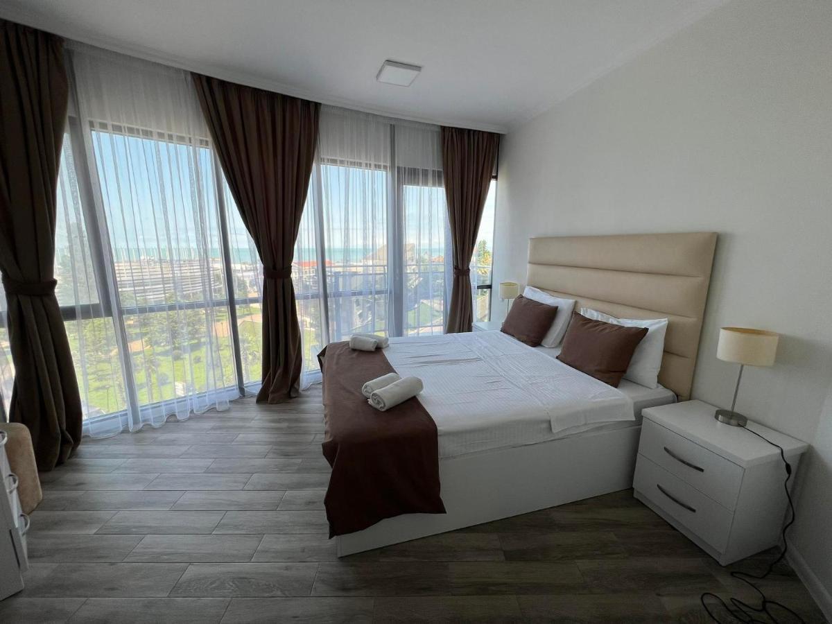 Holiday Lux Sea Towers Batumi Exterior photo