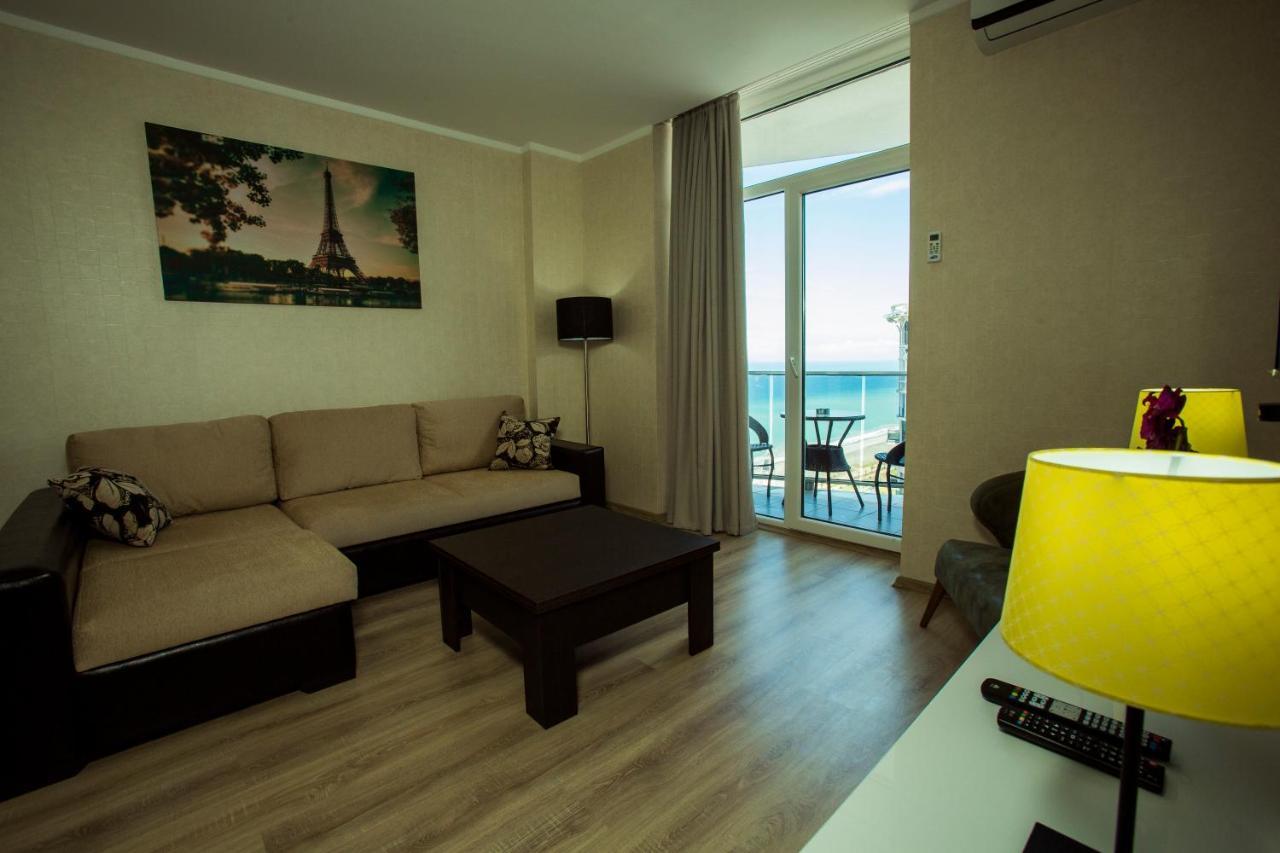 Holiday Lux Sea Towers Batumi Exterior photo