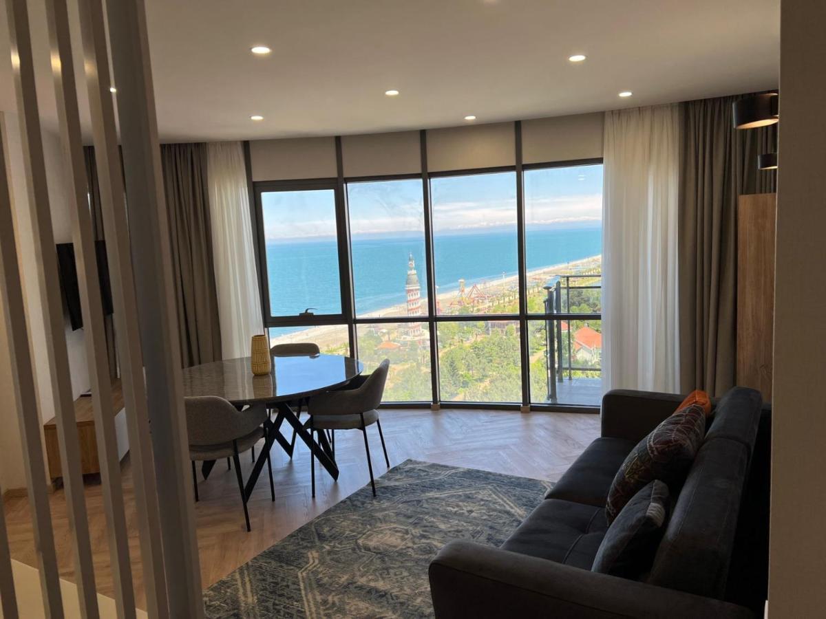 Holiday Lux Sea Towers Batumi Exterior photo