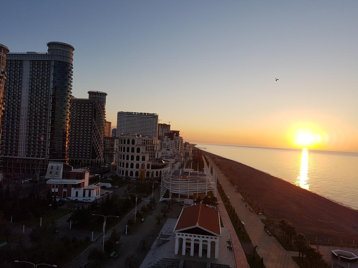Holiday Lux Sea Towers Batumi Exterior photo